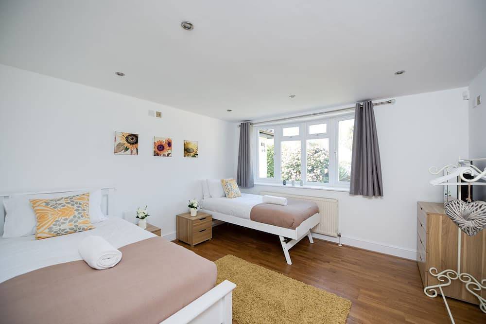 Luxury New Forest 5 Bed Sleeps 12 in Sway, Hampshire