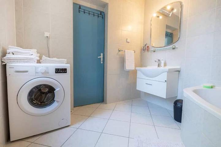 Ganze Wohnung, Geräumige 3-Zimmer-Wohnung im charmanten Stadtzentrum von Makarska. in Makarska, Makarska Riviera