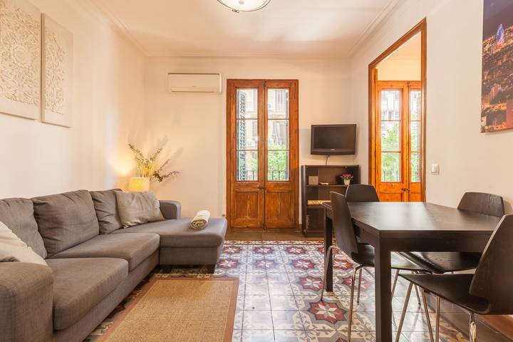 Entire apartment, Apartment 'In the Heart of Barcelona' with Balcony, Wi-Fi, and Air Conditioning in Barcelona Centre, Barcelona