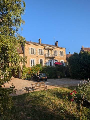 Villa pour 11 personnes, avec terrasse et jardin ainsi que vue et piscine, animaux acceptés dans le Jura