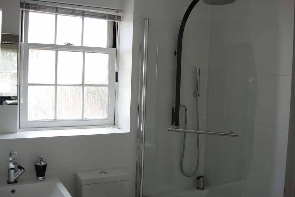 Modern flint stone cottage, moments from beach (child friendly) in Botany Bay, Kent