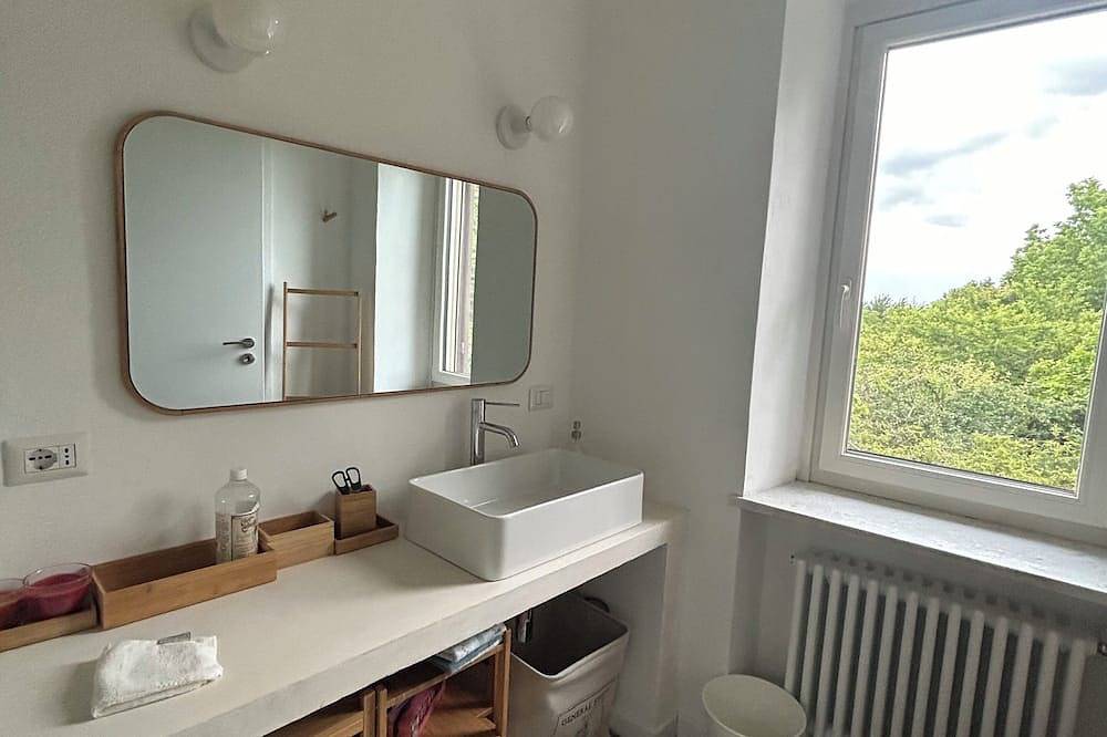 Charming 2-bedroom bed & breakfast in Monferrato with Wifi in Montiglio Monferrato, Asti Province