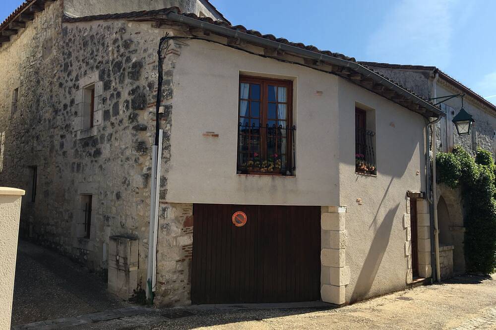 Delightful independant property with garden in small medieval fortified citadel in Pujols, Región de Villeneuve-sur-Lot