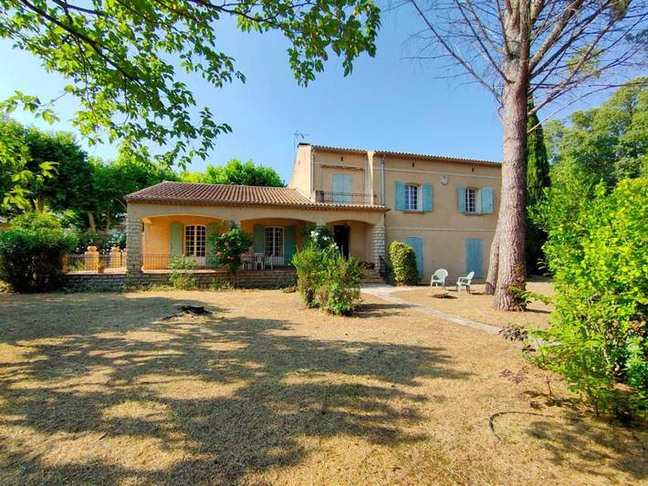 Location de vacances pour 7 personnes, avec jardin et vue à Courthézon