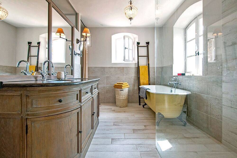 Charm, luxury, stunning views, spacious villa with heated pool, aircon and games in Le Bar-sur-Loup, Cannes region