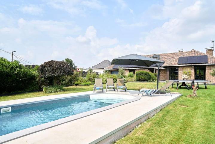 Location de vacances pour 12 personnes, avec piscine et jardin ainsi que jacuzzi et sauna, animaux acceptés à Seclin
