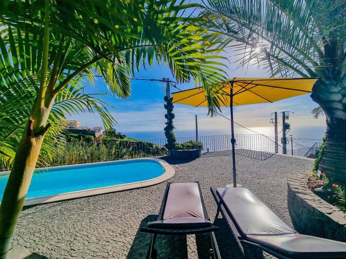 Ferienhaus für 4 Personen, mit Balkon und Terrasse sowie Garten und Pool in Fajã da Ovelha