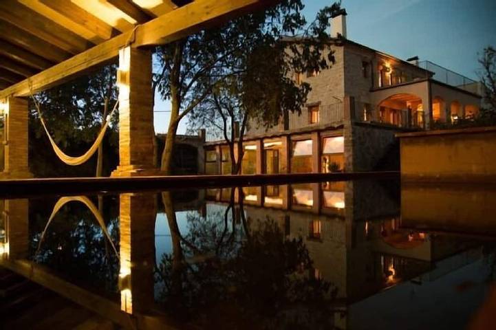 Gîte pour 14 personnes, avec jacuzzi ainsi que jardin et sauna à Ossó de Sió