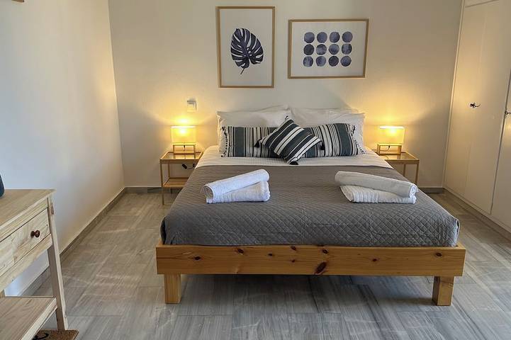 Geheel appartement, Zen Studio 2 min from the beach with a spacious veranda, free WiFi, and A/C. in Rethymno (City), Rethymno en omgeving