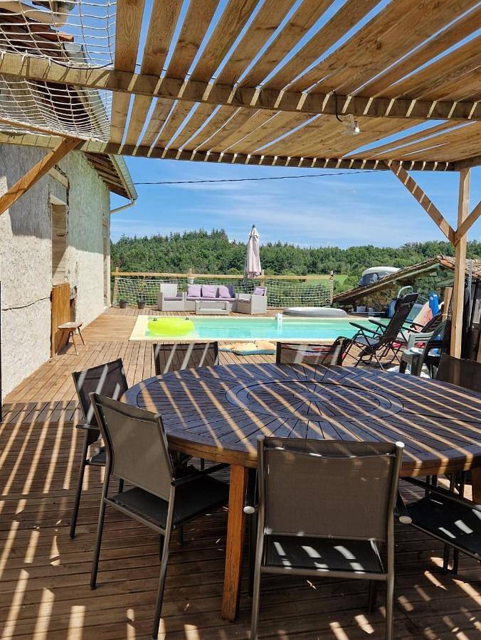 Location de vacances pour 6 personnes, avec terrasse ainsi que jacuzzi et piscine, adapté aux familles à Saint-Marcel-d'Urfé