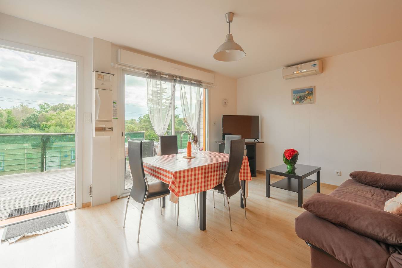Apartamento entero, Apartamento 'Le Clos Du Champ De L'Amour - Saintes' con piscina privada, Wi-Fi y aire acondicionado in Saint-Simon-de-Bordes, Región de Jonzac