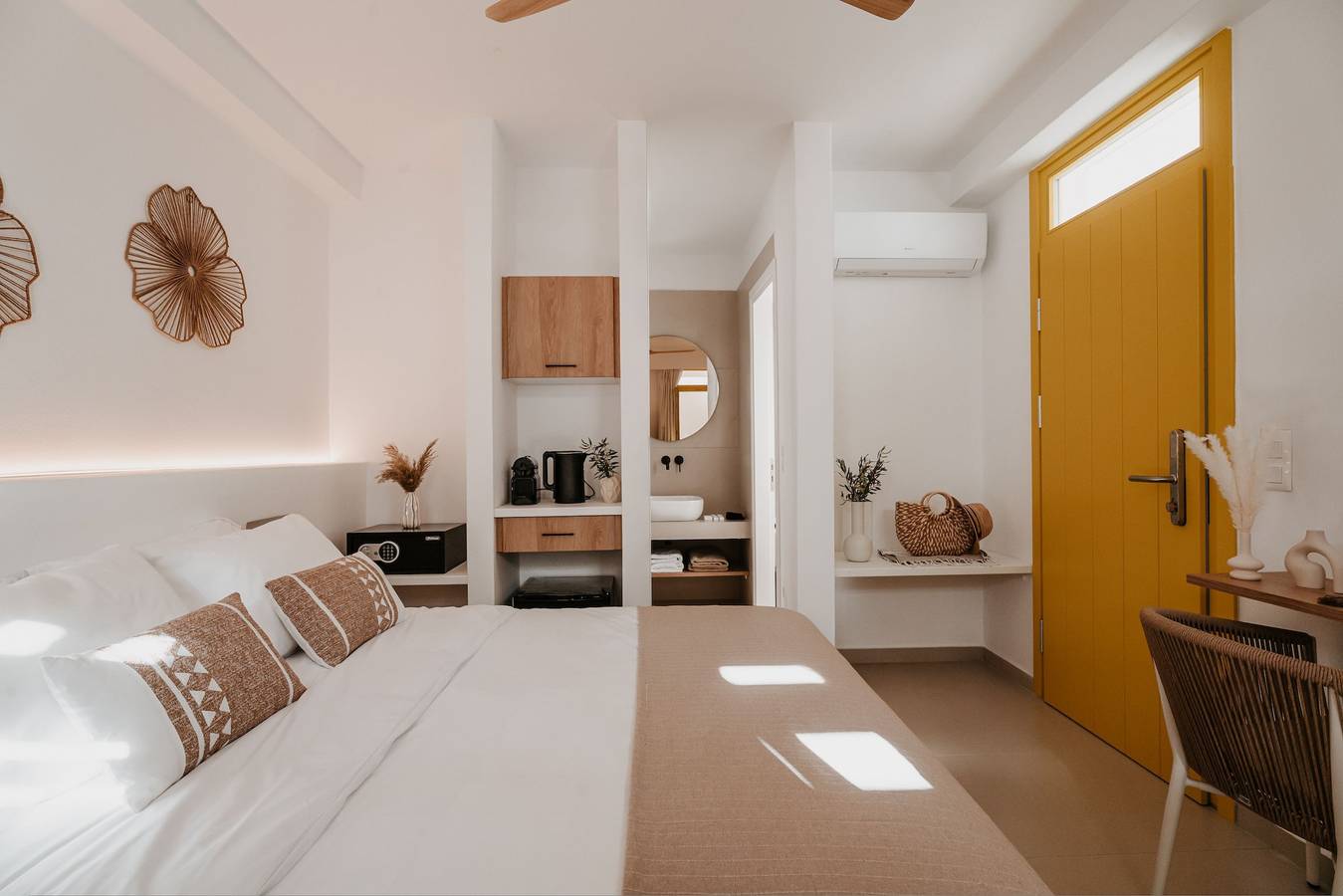 Entire apartment, Deluxe Suite with Private Pool in Kimolos