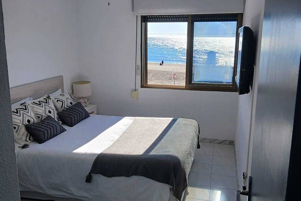 House in first line of beach with spectacular sea views. in Playa de Rincón de la Victoria, Rincón de la Victoria