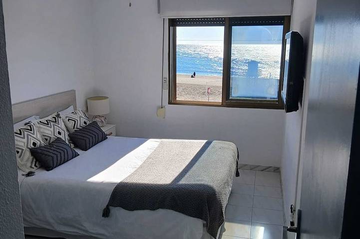 House in first line of beach with spectacular sea views. in Playa de Rincón de la Victoria, Rincón de la Victoria
