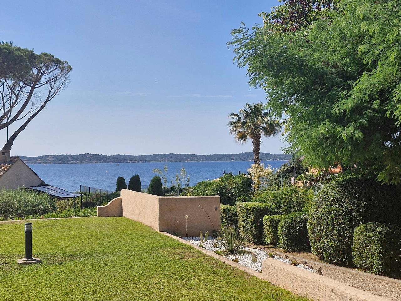 Entire apartment, Air-conditioned studio with pool in Sainte-Maxime in Sainte-Maxime, Mediterranean Coast (France)