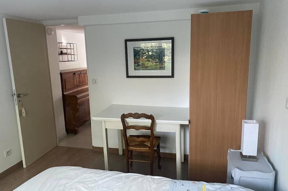 Entire apartment, 10mn walk from the lake, quiet one-bedroom apartment, ground floor with garden. in Cran-Gevrier, Annecy region