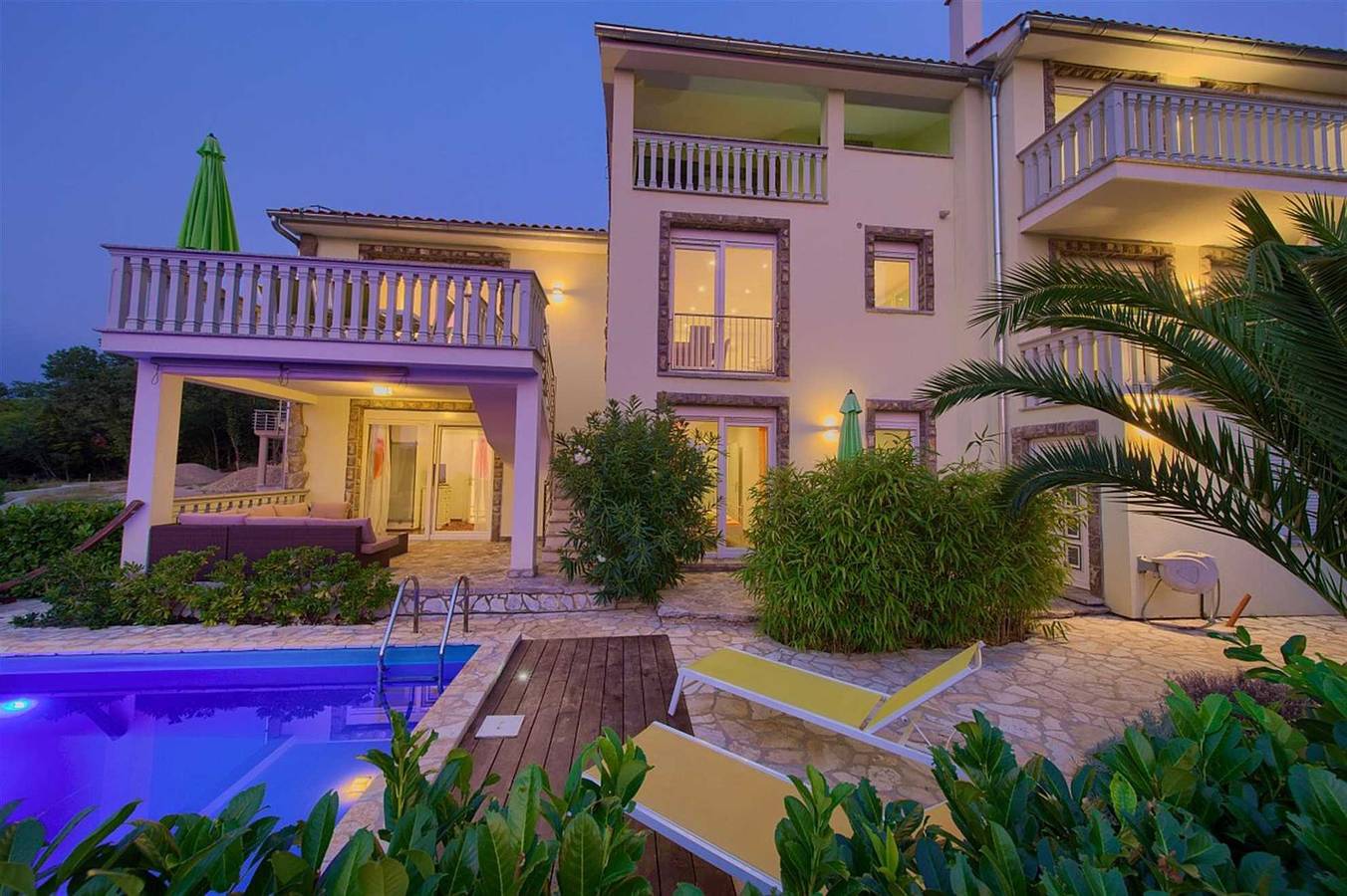 Residencia La Famiglia mit beheiztem Pool und wunderschönem Meerblick in Klimno, Krk