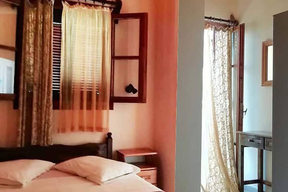 Entire apartment, 4 Studios, 150 meters from the Sea (8 to 12 persons) in Psarou, Alykes