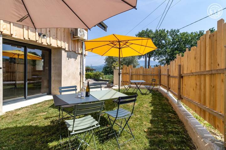 Gîte pour 6 personnes, avec jardin et terrasse dans La Biolle