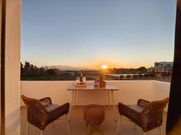 Chambre d’hôte pour 2 personnes, avec balcon et piscine ainsi que vue et jardin dans Naxos