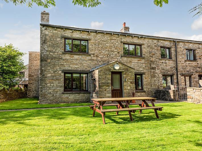 Log cabin for 8 people, with garden, with pets in Yorkshire Dales National Park