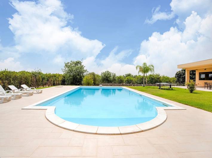 Casa Vacanze 'Villa Germano con Piscina', Vista Montagna, Wi-Fi e Aria Condizionata in Solarino, Siracusa e dintorni