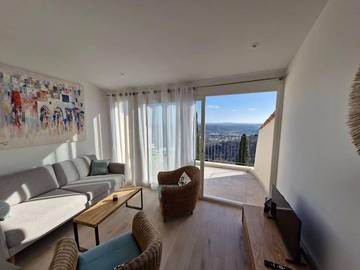 Gîte pour 2 personnes, avec vue et terrasse à Châteauneuf-Grasse