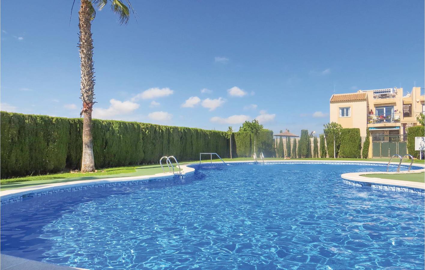 Ganze Ferienwohnung, Poolterrassen-Apartment mit Klimaanlage und Internet in El Chaparral, Torrevieja