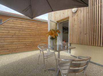 Gîte pour 2 personnes, avec terrasse et jardin à Guéreins