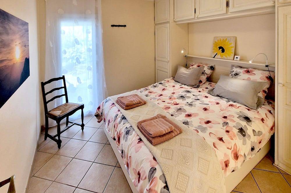 Appartement entier, Above the vineyards on the forest slope: cozy apartment with a dream view in Laroque-des-Albères, Côte méditerranéenne (France)