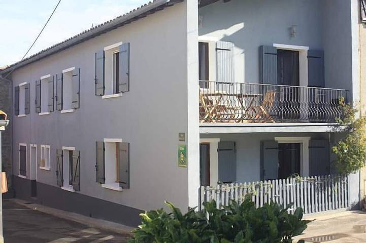 Gîte pour 5 personnes, avec Terrasse ainsi que Jardin et Piscine