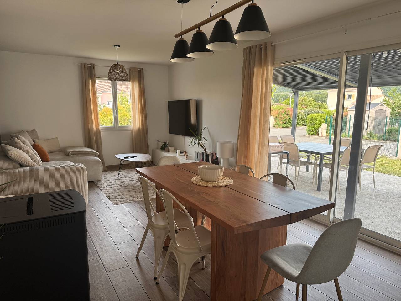 Casa de vacaciones 'Maison Paisible' con terraza privada, jardín privado y Wi-Fi in Aubenas, Ardèche