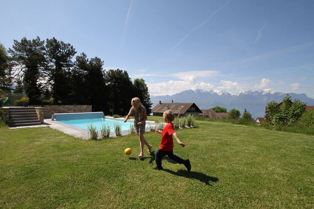 Montreux Holiday Home (Modern Villa) with view on the lake & the mountains in Blonay, Lake Geneva