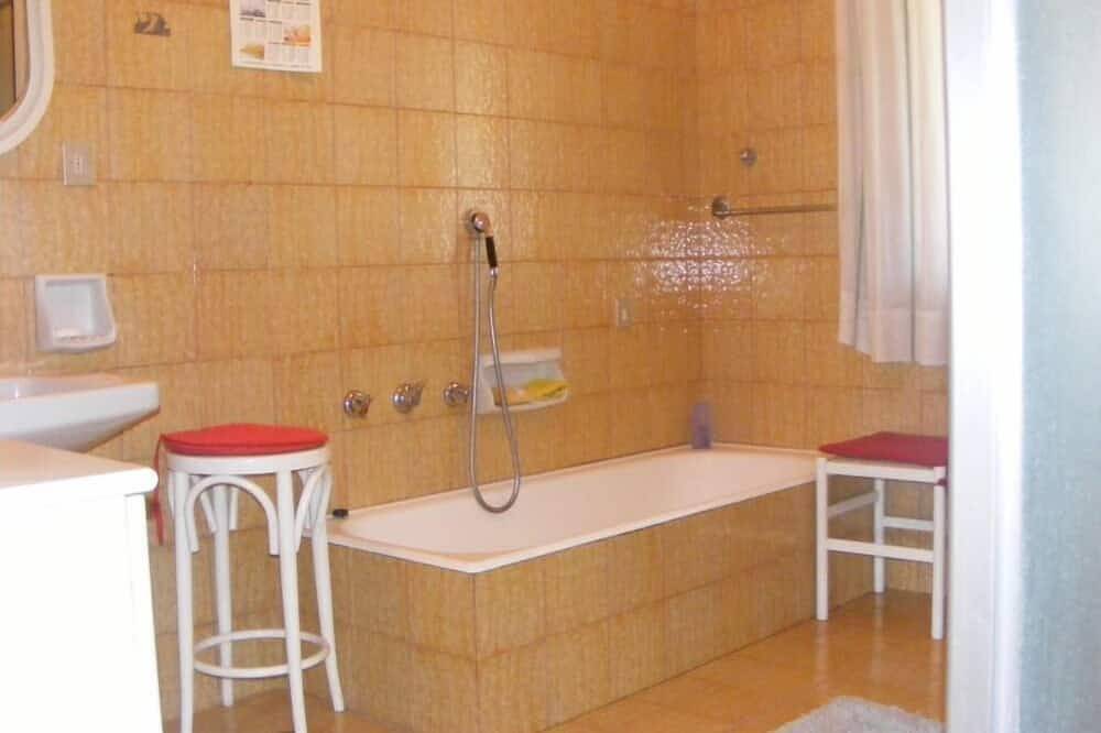 Appartamento intero, Campiglia Marittima: Appartamento in villetta con uso giardino in Campiglia Marittima, Costa degli Etruschi