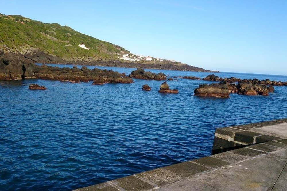 Pico Holidays Rentals with sea views next natural pools for families , couples in Calheta de Nesquim, Ilha do Pico