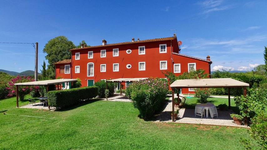 Appartamento per 6 persone, con panorama e piscina nonché vista lago e giardino in Capannori
