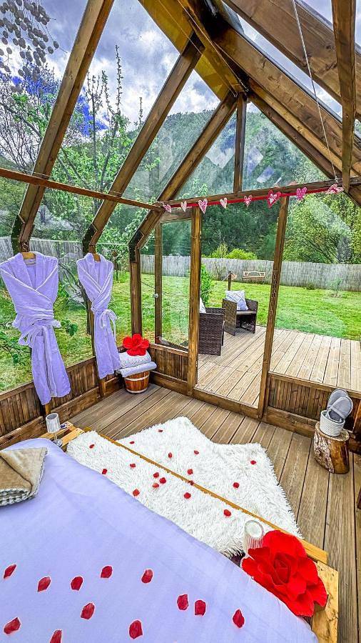 Chalet en verre sous une pluie étoilée in Lantosque, Côte méditerranéenne (France)
