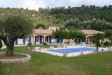Gîte pour 4 personnes, avec piscine ainsi que terrasse et jardin à Meyreuil
