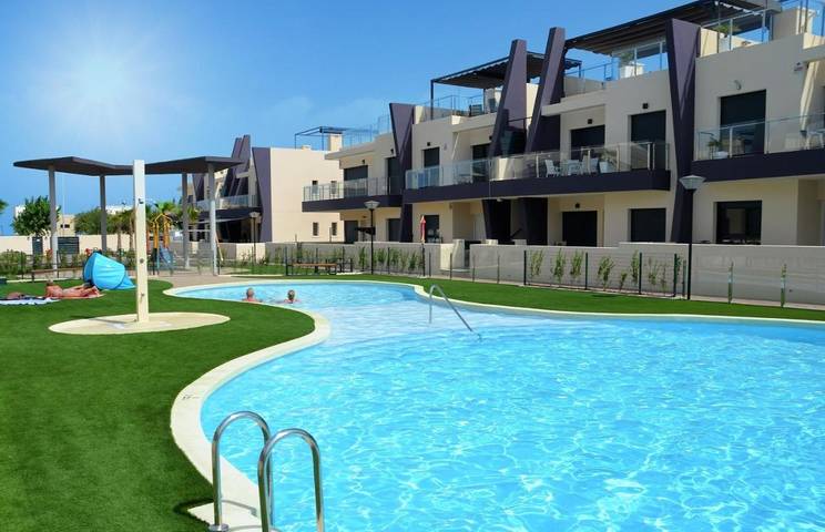 Apartamento de vacaciones para 5 personas, con vistas además de piscina y jardín - 1