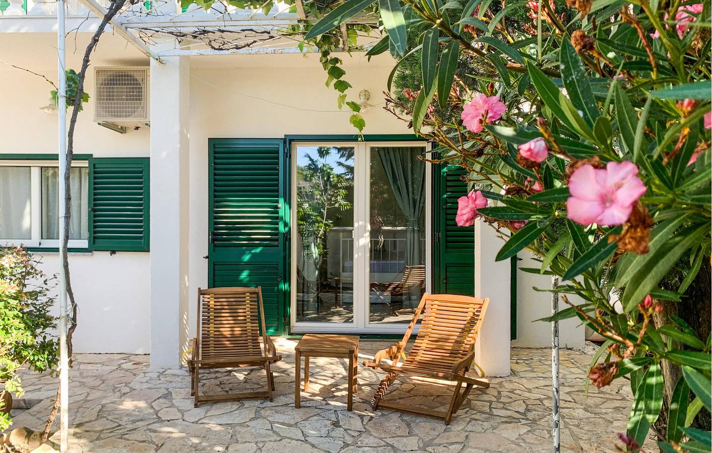 Ganze Ferienwohnung, Urlaub am Meer: Gemütliche Ferienwohnung mit WLAN, Küche und Außendusche in Cesarica, Naturpark Velebit