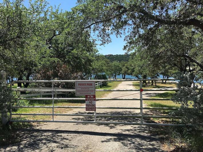 Cabin for 2 people, with terrace and yard in Lake Travis
