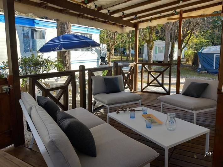 Camping pour 4 personnes, avec Terrasse ainsi que Jardin et Piscine
