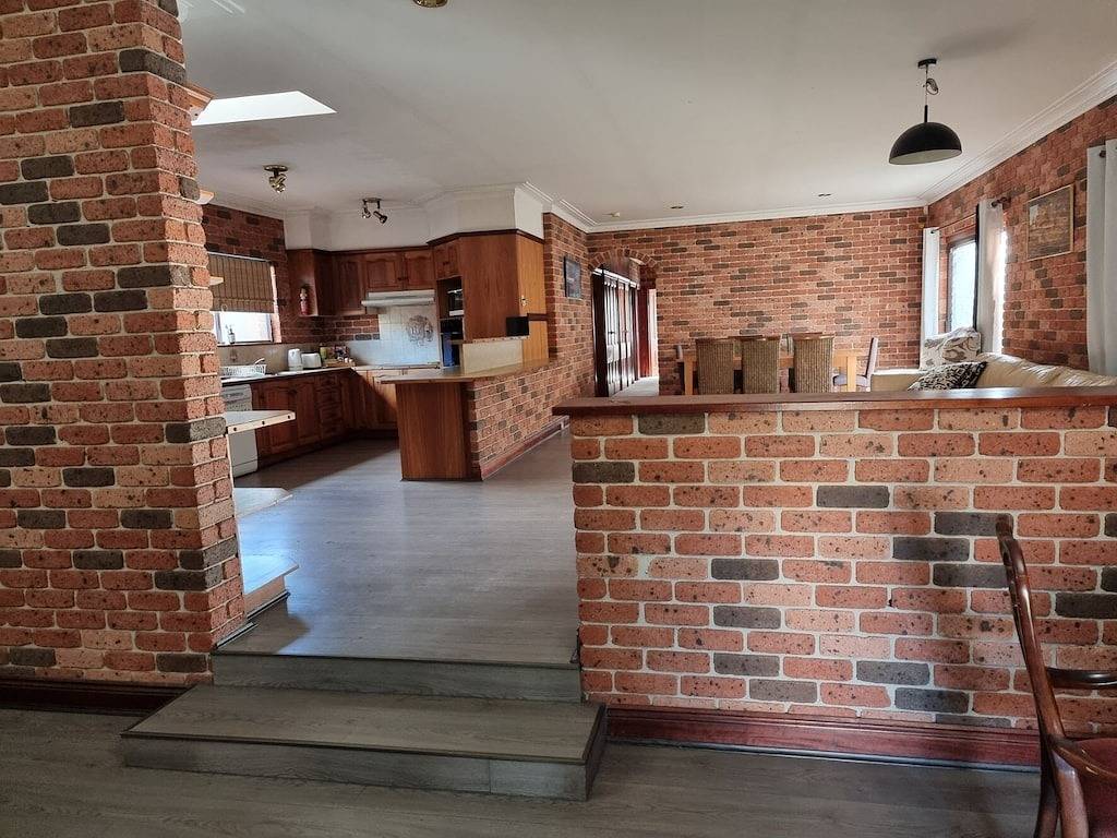 Pet Friendly\nlarge 3 Bedroom House \n2 Living Areas\nensuite & Outdoor Areas in Sydney, New South Wales