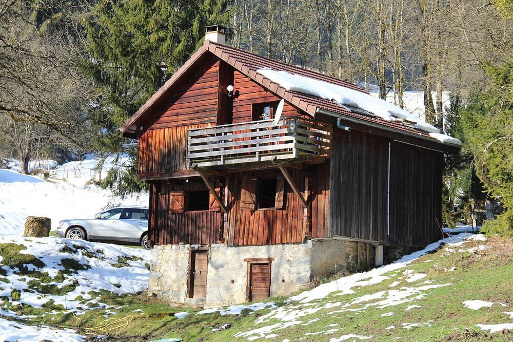 Chalet en bois traditionnel idéal pour un séjour au calme, Piste de la Clusaz in Glières-Val-de-Borne, Région de Bonneville