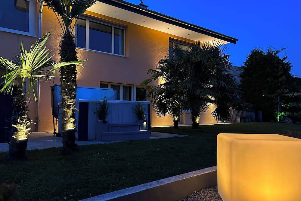 Geheel appartement, Zonneterras met jacuzzi en douche-ervaring met uitzicht op bossen en weilanden in Unterkulm, Aargau-Basel