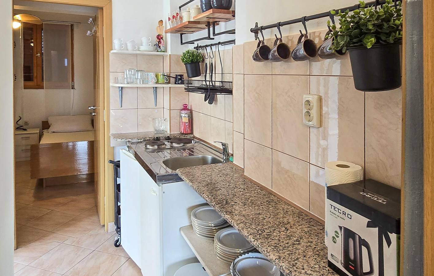 Ganze Ferienwohnung, Charmantes Apartment mit Terrasse, 1,5 km vom Strand von Lumbrelin entfernt in Slatine, Ciovo