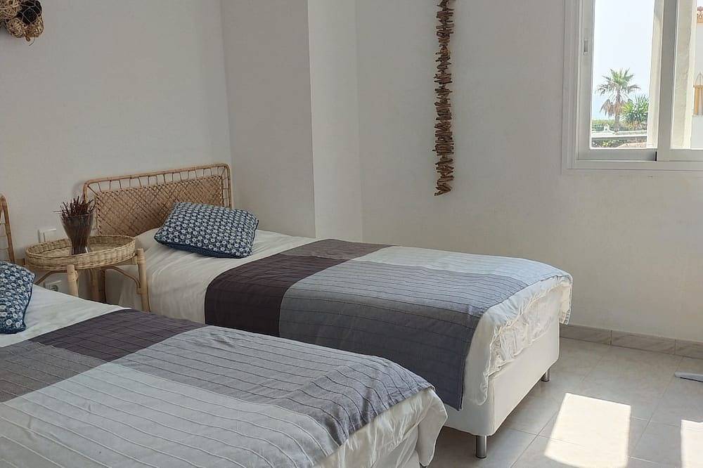 Casa de 4 dormitorios junto al mar con piscina a 2 pasos de Sabinillas (Estepona) in Playa Ancha, Casares