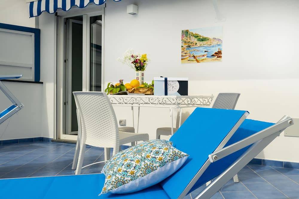 Ganze Wohnung, Grecale: stunning sea-view apartment with patio - up to 5 guests in Maiori, Amalfiküste