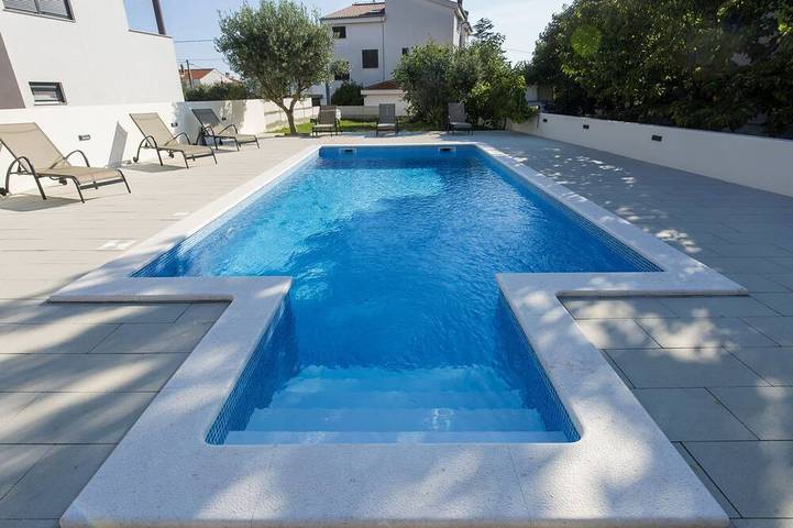 Ferienhaus für 8 Personen, mit Pool und Terrasse sowie Garten in Zadar (Kommun)