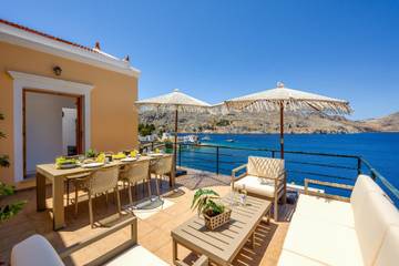Location de vacances pour 8 personnes, avec balcon et vue sur l’océan dans Symi